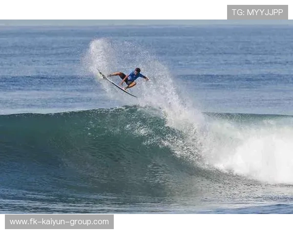 冲浪少年在大浪中滑倒仍能站回板上